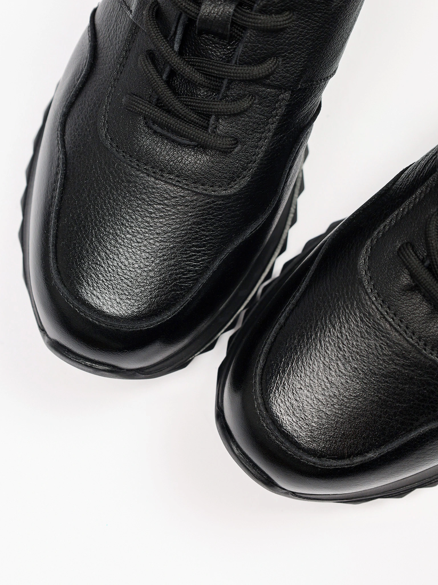 Кроссовки черного цвета на низкой рельефной подошве